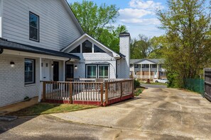 Il s’agit d’une propriété résidentielle dotée d’un patio couvert, d’un garage et d’une allée.