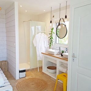 Shower, hair dryer, towels - APPARTEMENT KAZ INTENSE, piscine, sea view (Petite Île)