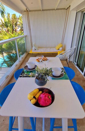 Outdoor dining - APPARTEMENT KAZ INTENSE, piscine, sea view (Petite Île)