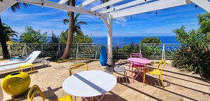Outdoor dining - APPARTEMENT KAZ INTENSE, piscine, sea view (Petite Île)