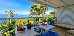 Outdoor dining - APPARTEMENT KAZ INTENSE, piscine, sea view (Petite Île)