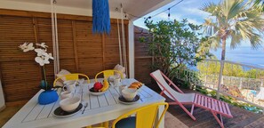 Outdoor dining - Appartement Le Bel avec terrasse, incredible sea view and pool space (Petite Île)