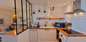 Fridge, microwave, oven, stovetop - APPARTEMENT ZIRONDEL, pool , sea view (Petite Île)
