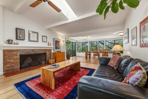 TV, offices - Balcones Retreat w Private Pool, Near Parks & DT! (Austin)