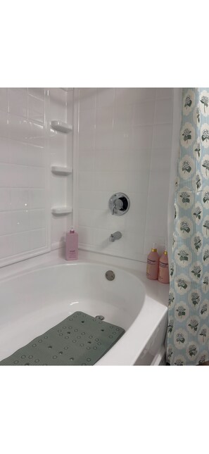 Bathroom - 	Luxury 2BR Suite with AC in Beautiful Marina del Rey (marina del ray)