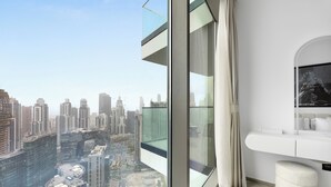 A high-rise apartment with a city view, a modern bathroom, and a large window. - Luxury 1BR l Burj Khalifa View in Business Bay (Dubai)