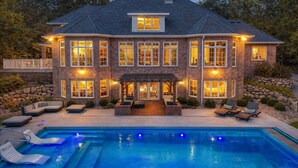 Une grande maison dotée d’une piscine, d’un espace extérieur aménagé et d’un patio couvert.