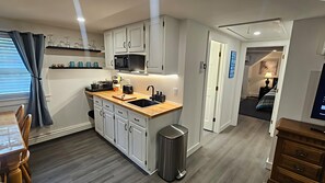 Private kitchen - Cozy 1-bedroom apartment in tranquil Sandwich with AC (Sandwich)