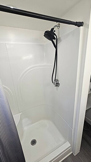 Douche, sèche-cheveux, serviettes fournies, savon