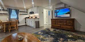 Interior - Cozy 1-bedroom apartment in tranquil Sandwich with AC (Sandwich)