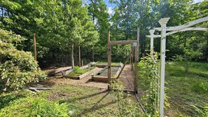 Property grounds - Cozy 1-bedroom apartment in tranquil Sandwich with AC (Sandwich)
