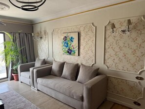 Living area - Pyramids & GEM View Tamara's Luxury Giza Apartmtment (Giza Governorate)