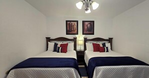 Habitación doble, 2 camas matrimoniales | Cortinas blackout, tabla de planchar con plancha y wifi gratis 