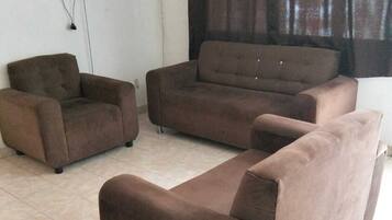 Family Quadruple Room | Living area