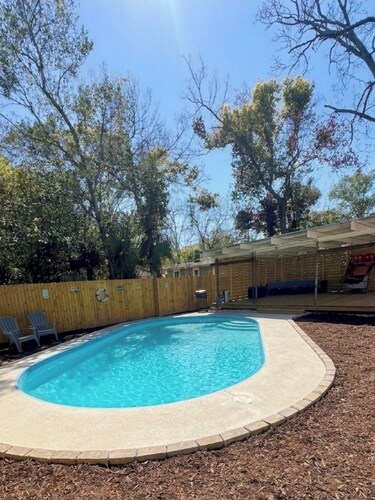 Family Friendly River City Getaway - 2BR with Pool + Spacious Deck, Sleeps 9!