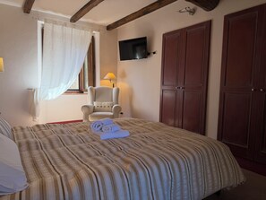 Room - Campanile n1: Montemerano 5km from Terme di Saturnia with 2 bedrooms 2 bathrooms (Montemerano)