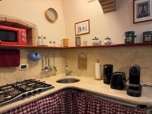 Private kitchen - Campanile n1: Montemerano 5km from Terme di Saturnia with 2 bedrooms 2 bathrooms (Montemerano)