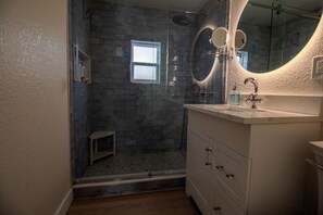 Shower, hair dryer, towels, soap - The Cozy Cabana 2BR New Port Richey Sims Park (New Port Richey)