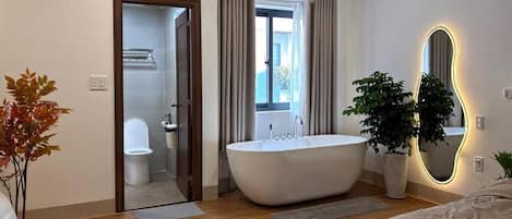 Suite Studio Ville, vue ville | Salle de bain | Douche, articles de toilette gratuits, sèche-cheveux, chaussons