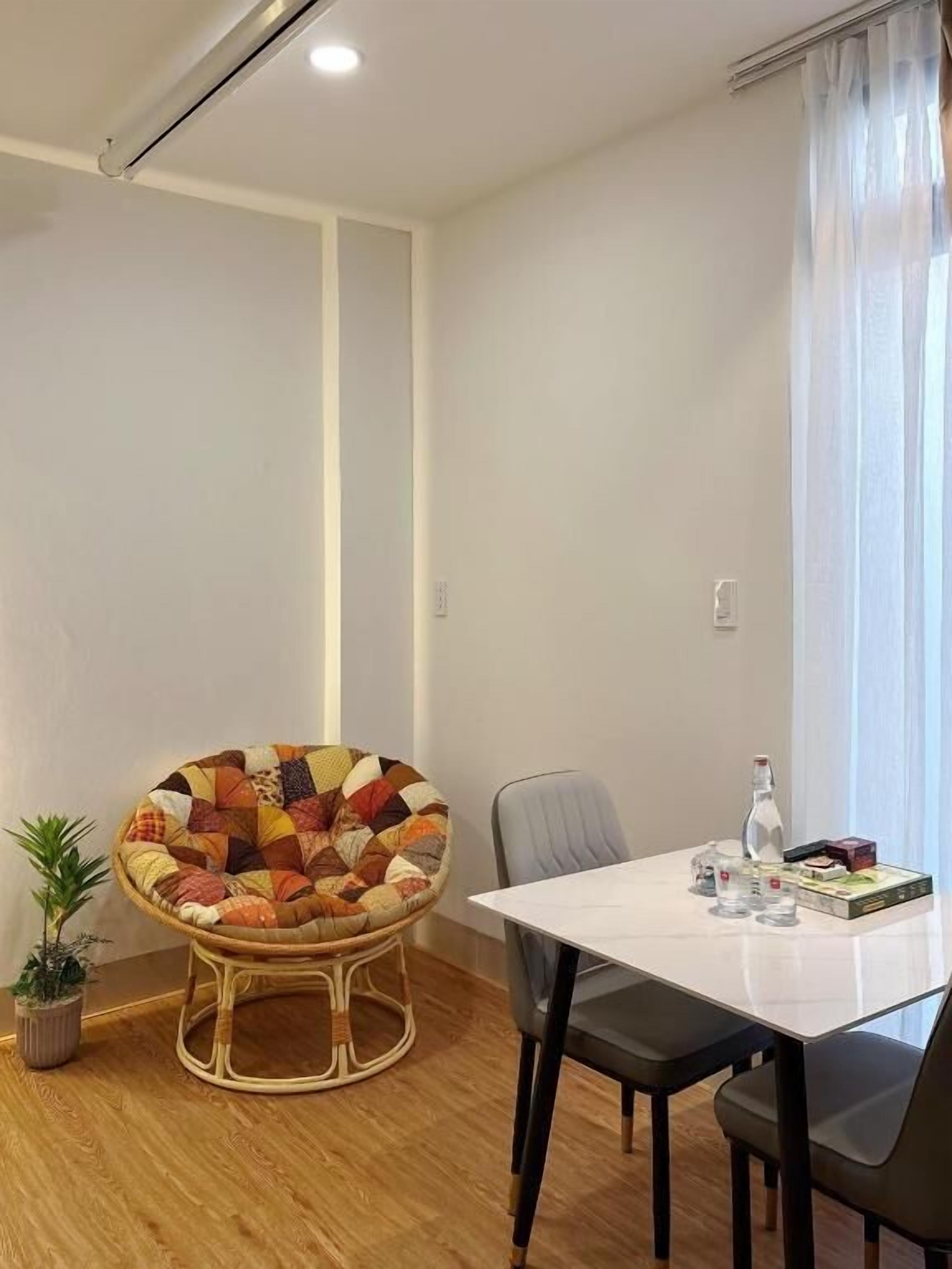 Deluxe Studio Suite, Kitchen | Dining