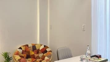 Deluxe Studio Suite, Kitchen | Dining