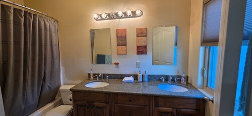 Terrific 2-bedroom villa with AC in charming Fredonia
