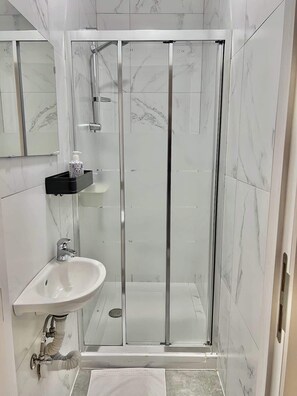 Shower - Spacious Apartment for 6 near center of Brussels (Anderlecht)