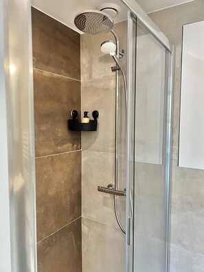 Shower, hair dryer, shampoo - Chic & Bright near Montgomery (Woluwe-Saint-Lambert)