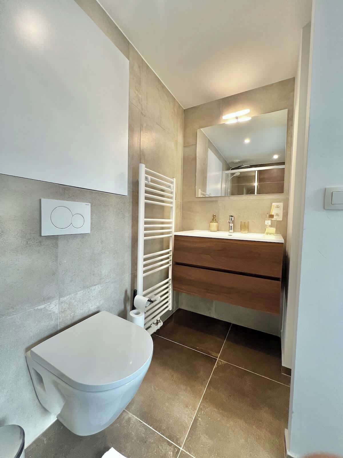 Shower, hair dryer, shampoo