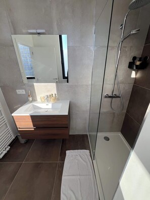 Shower, hair dryer, shampoo - Chic & Bright near Montgomery (Woluwe-Saint-Lambert)