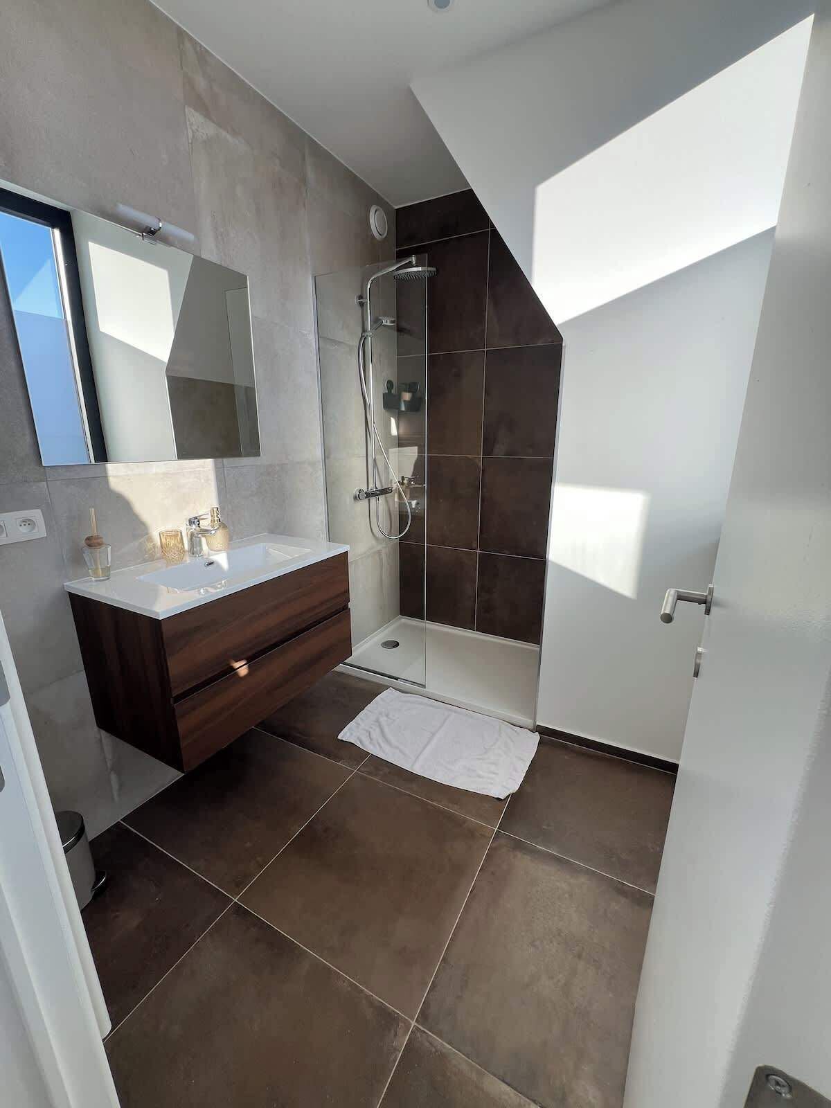 Douche, sèche-cheveux, shampoing