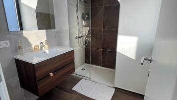 Douche, sĂšche-cheveux, shampoing