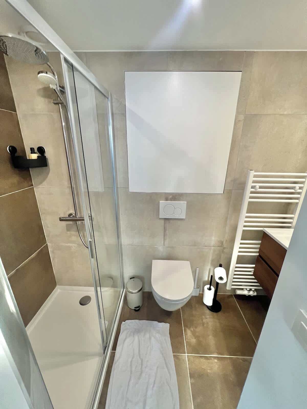 Douche, sèche-cheveux, shampoing