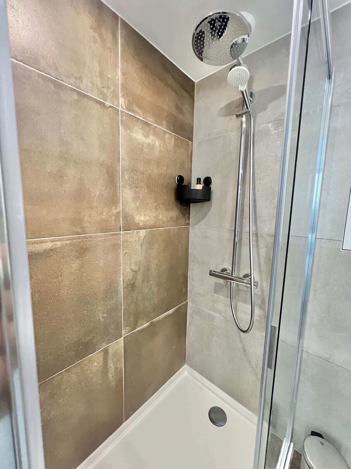 Douche, sèche-cheveux, shampoing