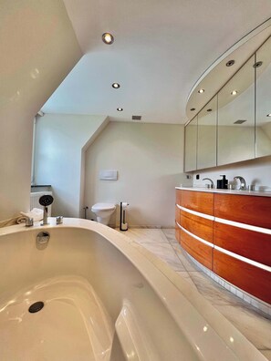 Dusche, Haartrockner, Handtücher, Seife
