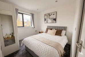 2 slaapkamers, een strijkplank/strijkijzer, reisbedje, gratis wifi