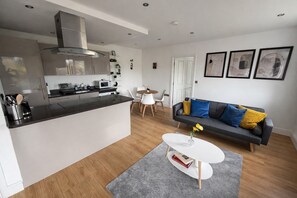 Living area - Modern 2 bed flat | Central | Free Parking (Hemel Hempstead)