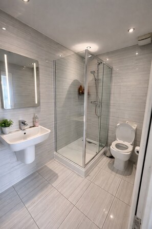 Dusche, Haartrockner, Handtücher, Seife