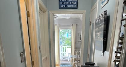 The Beach Hive - A cozy 1-bedroom treehouse apartment in Emerald Isle