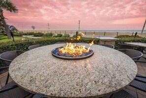 Outdoor dining - Relaxing 2-bedroom oceanfront resort with AC in amazing Virginia Beach (Virginia Beach)