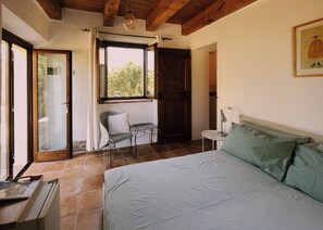 1 bedroom, iron/ironing board, WiFi, bed sheets - Casale Milleluci - room with private patio and hill view 10 min from the sea (SENIGALLIA)