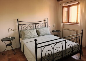 1 slaapkamer, een strijkplank/strijkijzer, wifi, beddengoed