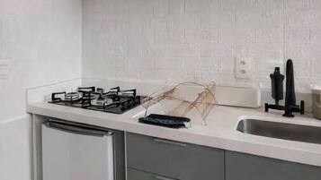 Micro-ondas, cooktop, talheres/pratos/utensílios de cozinha