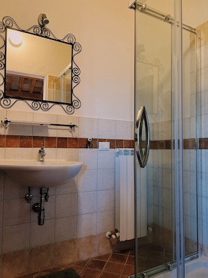 Dusche, Haartrockner, Handtücher, Seife