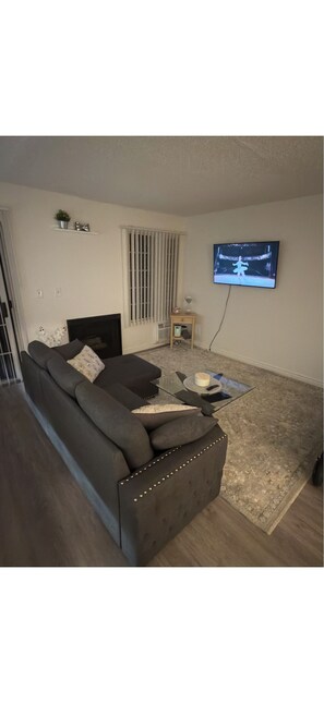 Living area - Modern 2BR  Stay w/ AC Near Venice Beach (Venice)