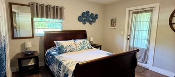 Adorable 2-bedroom Cabin in Lake Wales with Pond Views