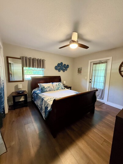 Adorable 2-bedroom Cabin in Lake Wales with Pond Views