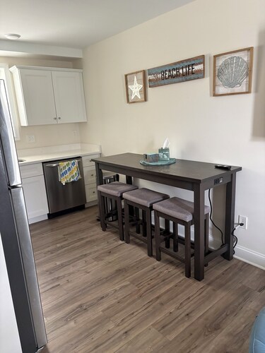 2-bedroom condo just steps from the beach and boardwalk with pool