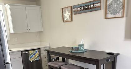 2-bedroom condo just steps from the beach and boardwalk with pool