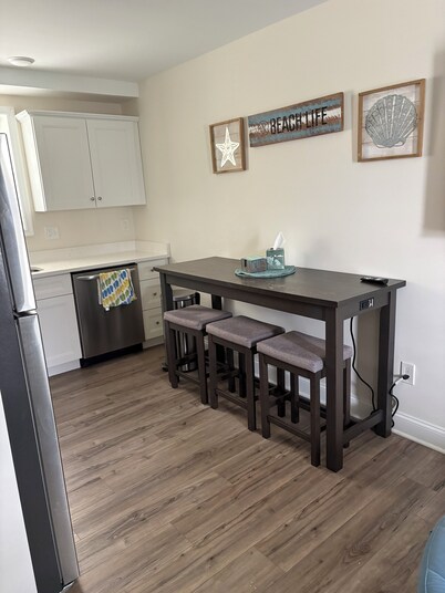 2-bedroom condo just steps from the beach and boardwalk with pool
